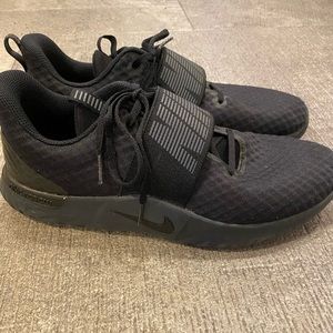 Women’s Nike tennis shoes size 11 - like new!